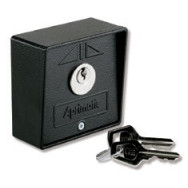 PM12 Pulsante a chiave metallico a due contatti APRIMATIC